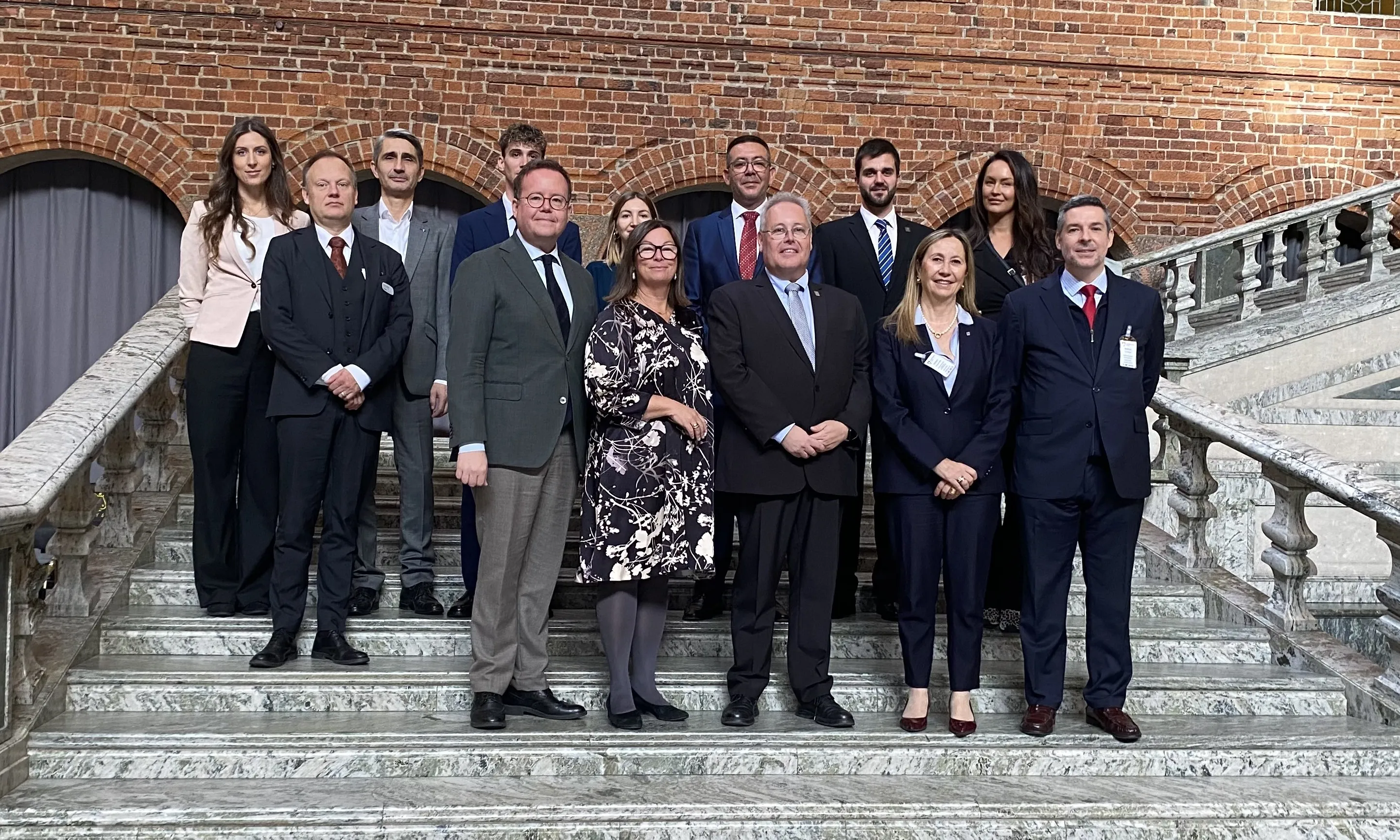 Imatge de grup posterior a la signatura del conveni a l'ajuntament d'Estocolm.