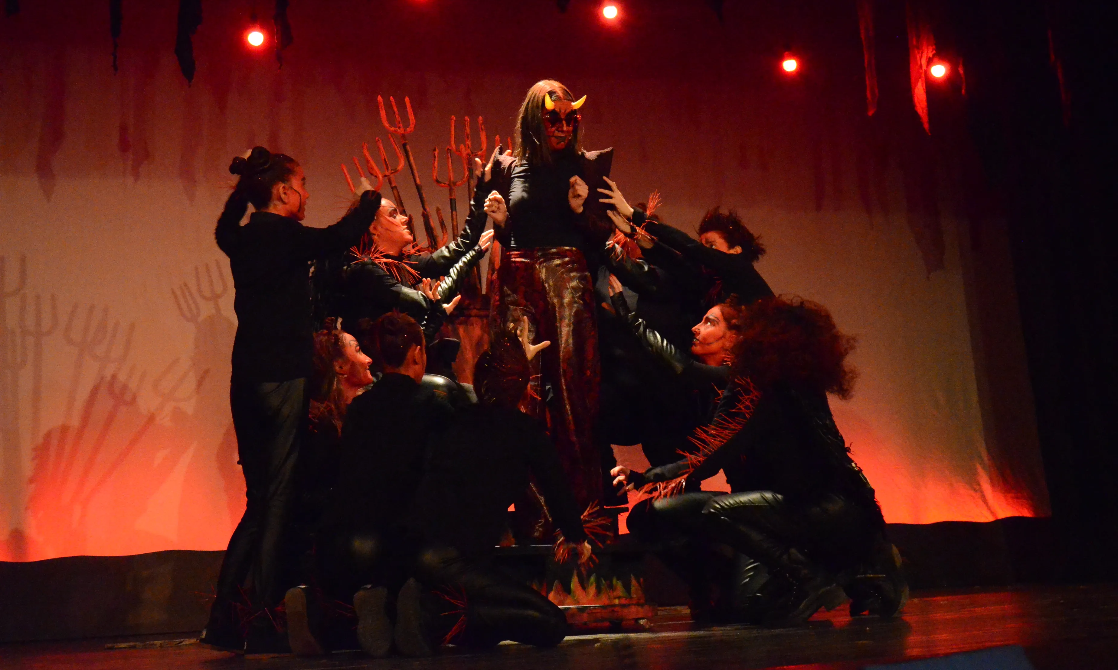 La iniciativa reuneix veïnes de totes les edats al voltant del teatre amateur, la cultura popular i el treball col·lectiu. Font: Xavier Somoza.