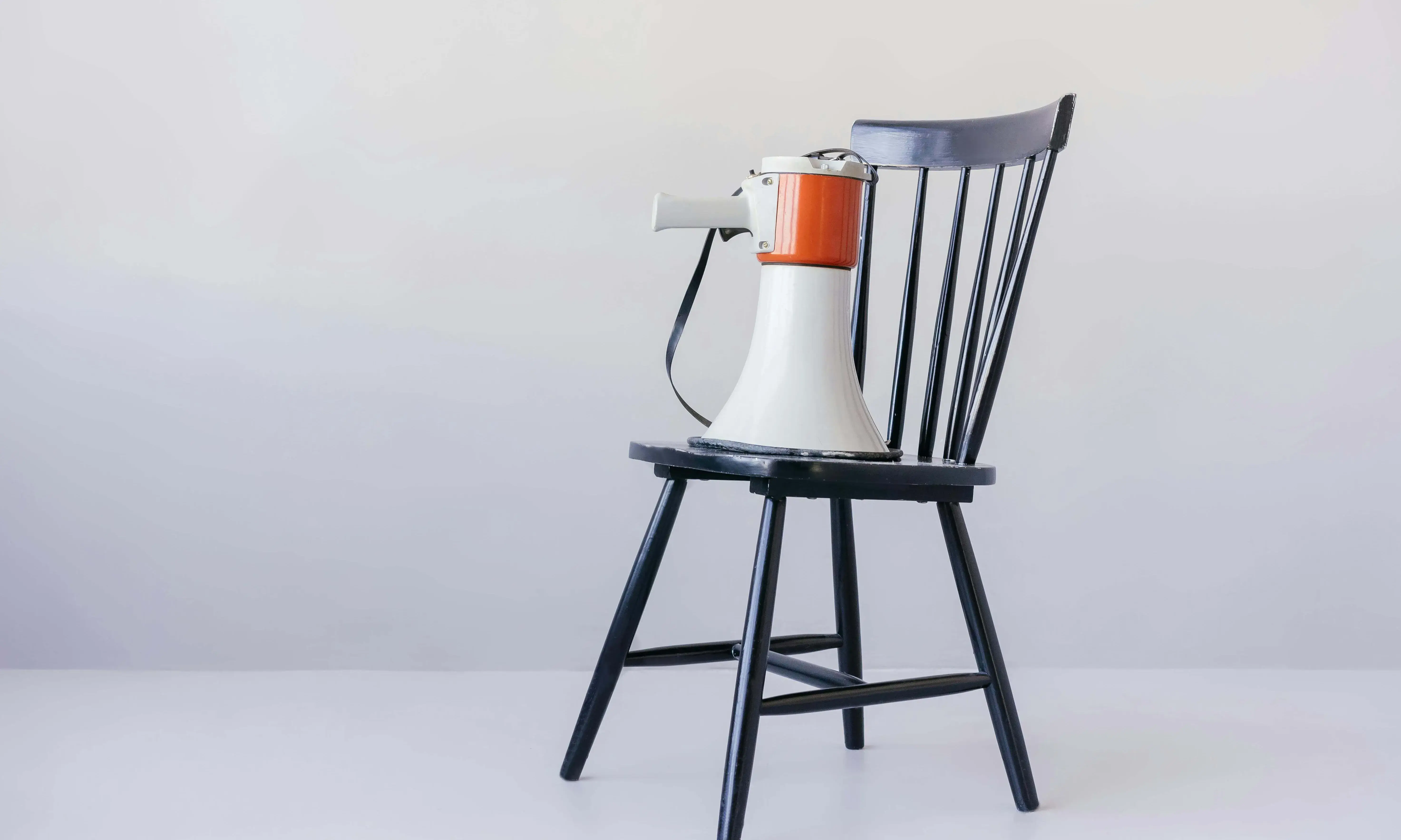 Megàfon sobre una cadira.