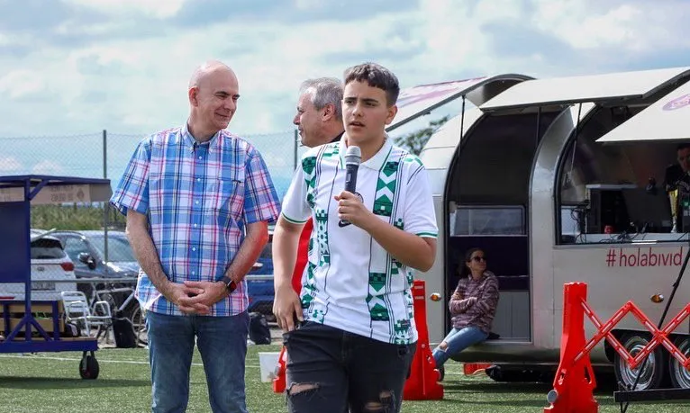 Issam Charah presentant una de les jornades esportives solidàries