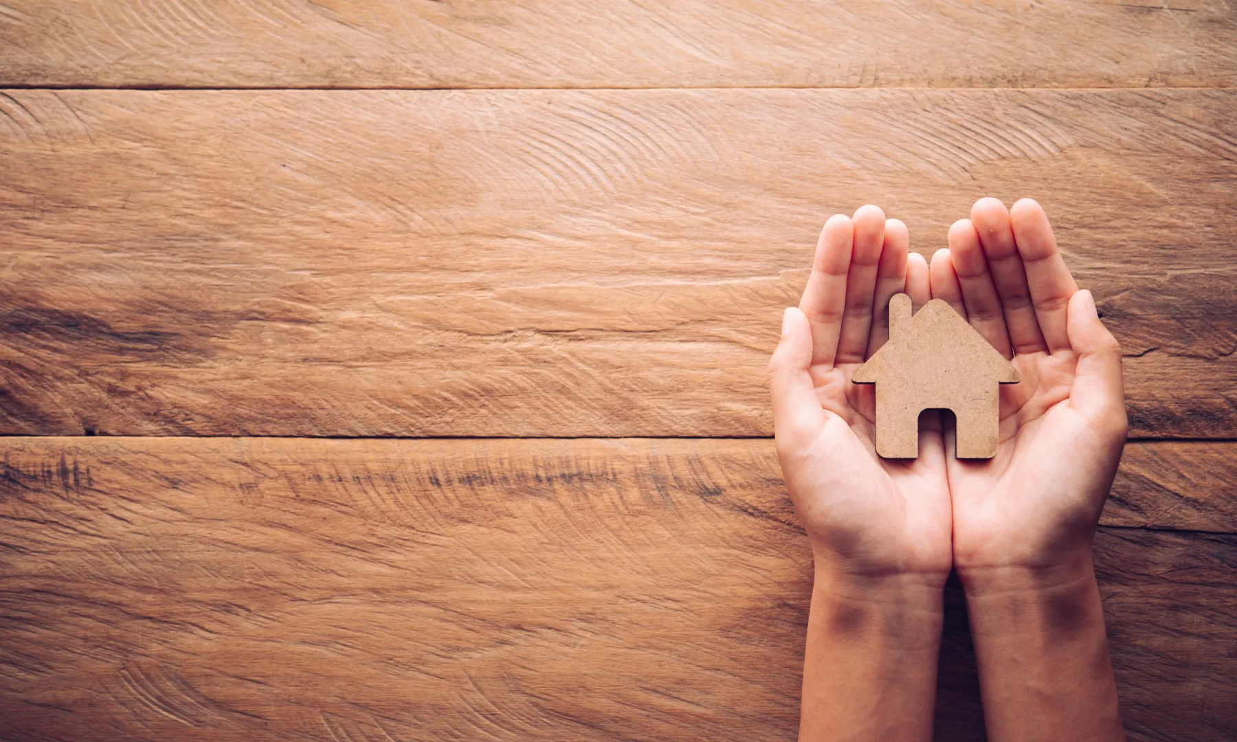 Unes mans amb una casa sobre.