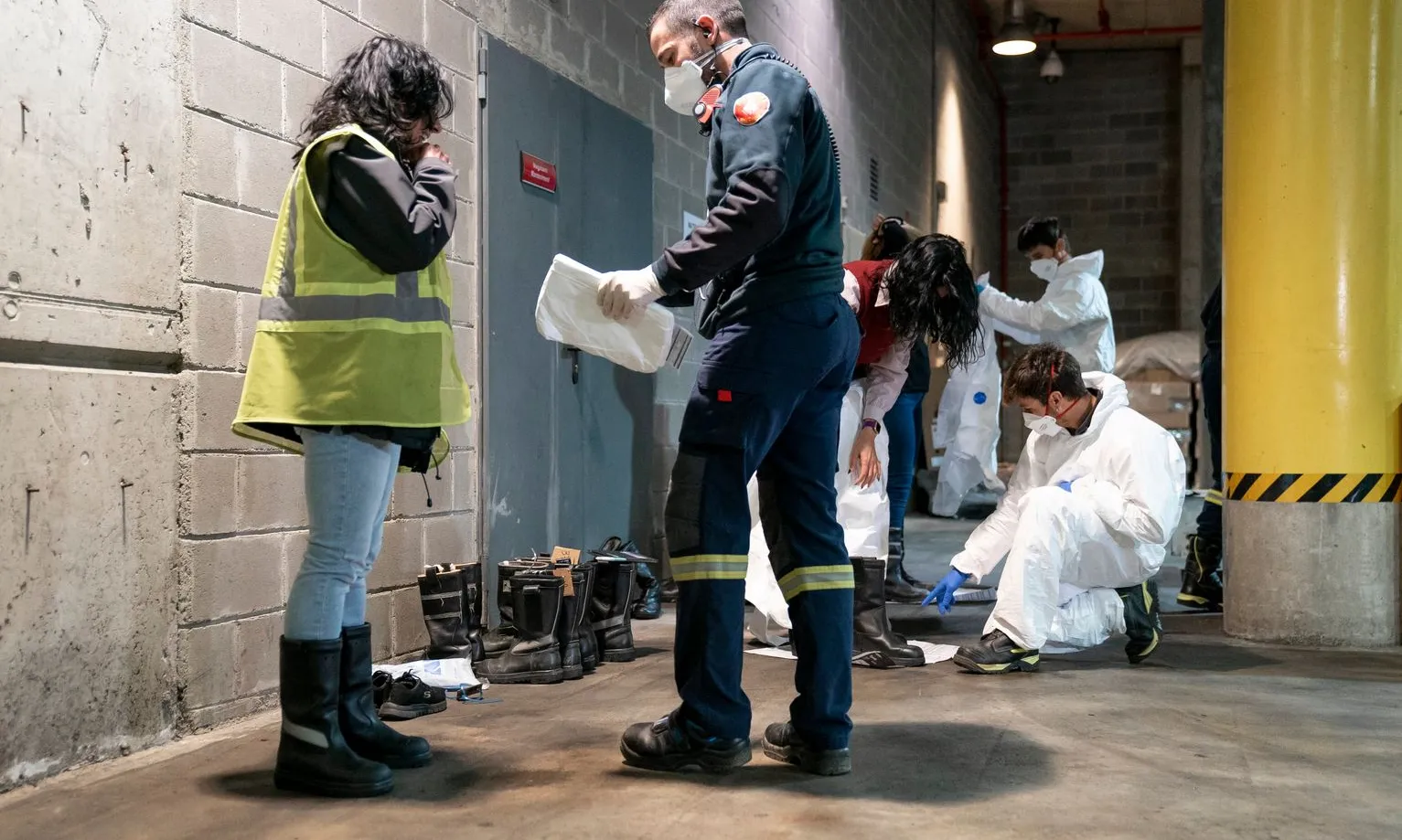 Bombers i voluntaris de TMB. 