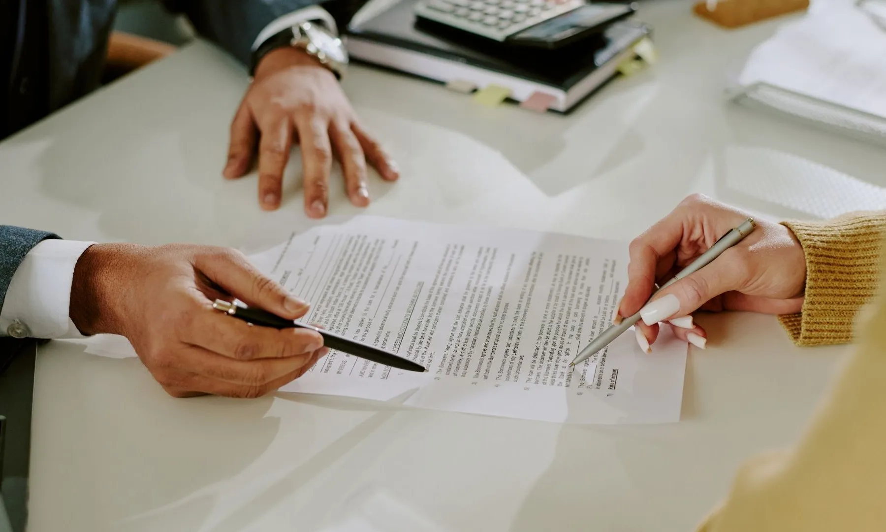  Dues persones firmant uns estatuts. 