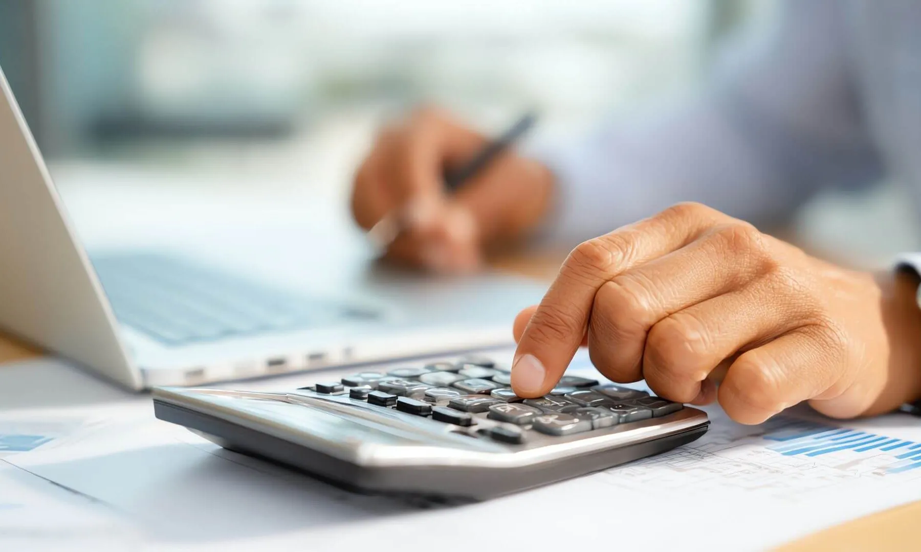 Persona calculant una nomina.