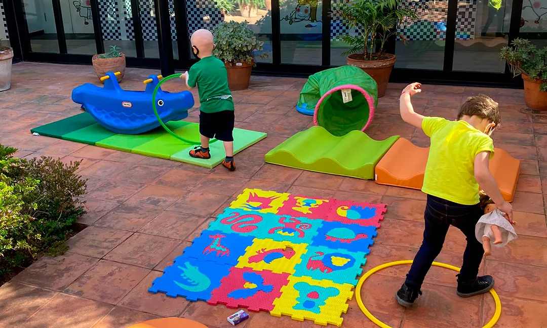 Infants de l'AFANOC jugant