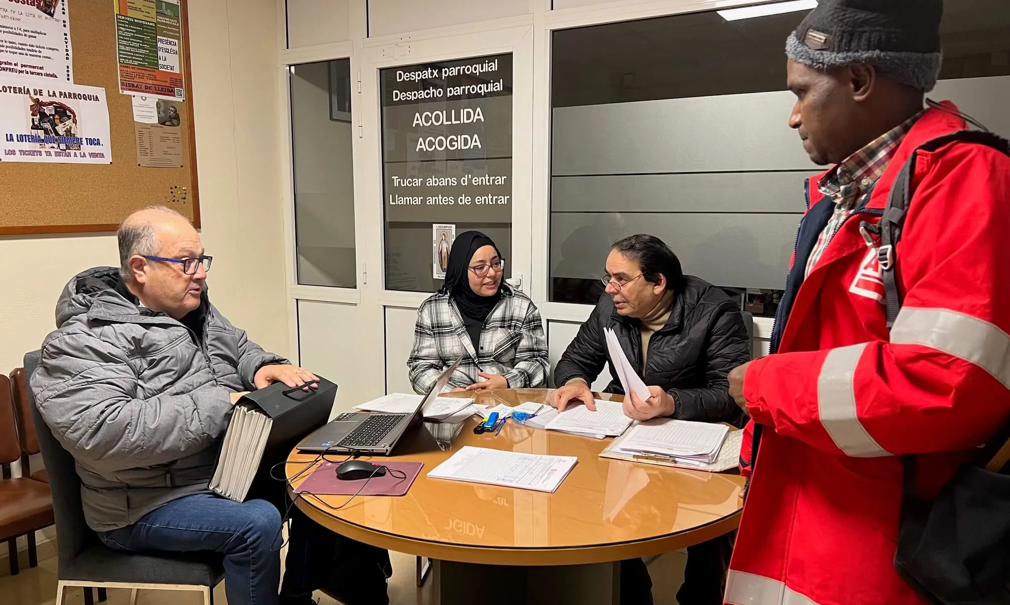 Imatge de temporers a la seu de Càritas