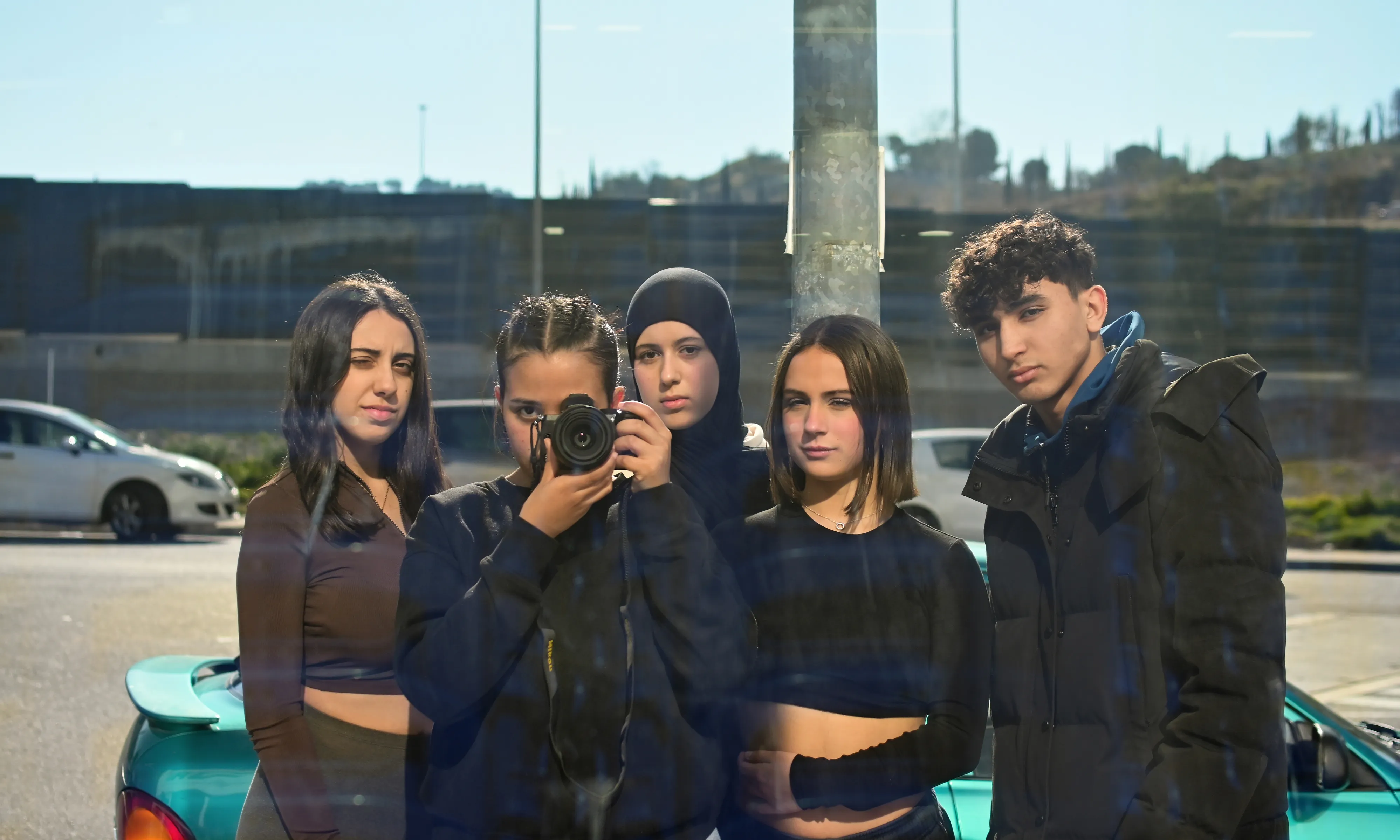 Foto d'algunes de les joves que han participat en l'exposició ‘Tenim disset anys. Un retrat col·lectiu’