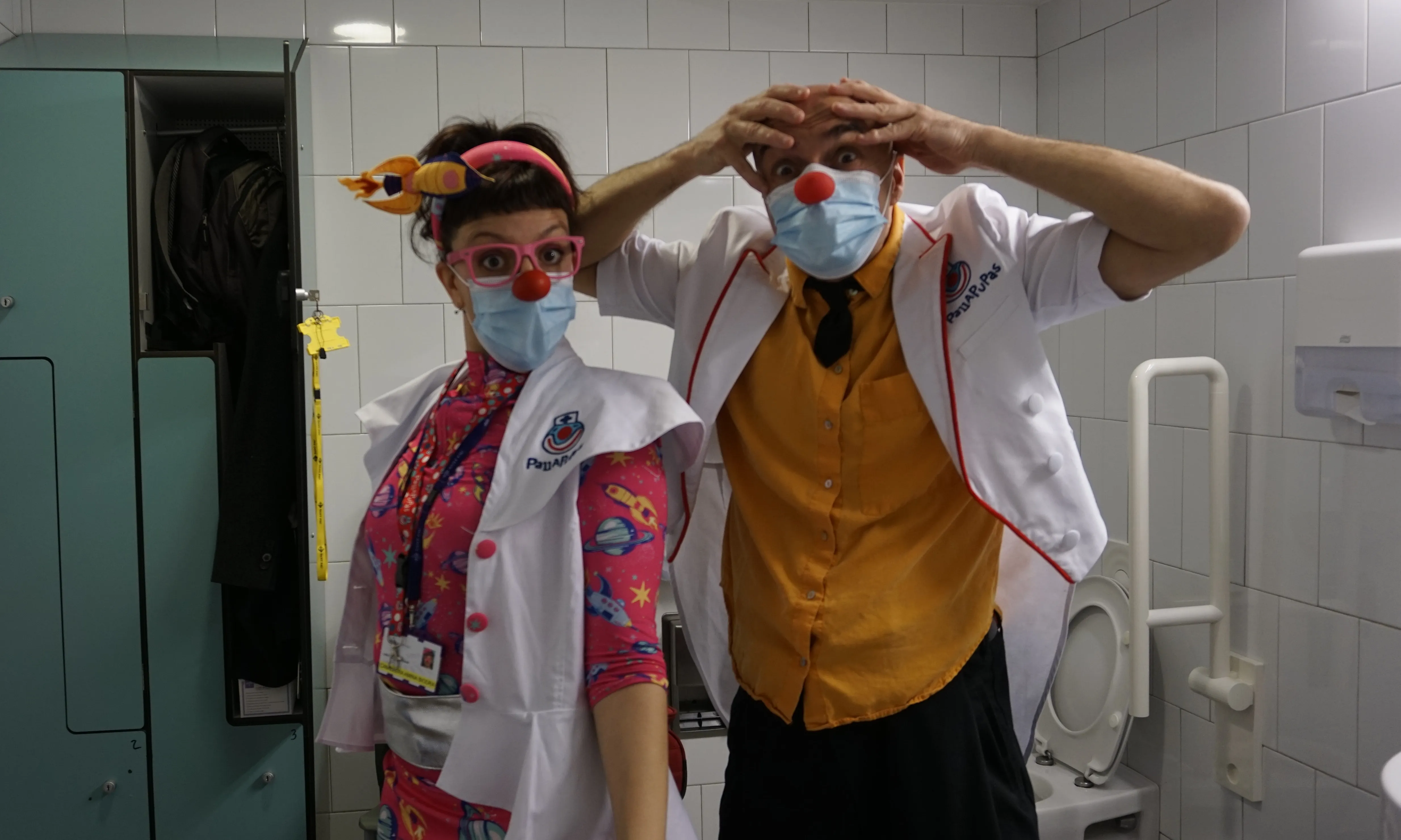 Imatge de dos membres de Pallapupas vestint-se