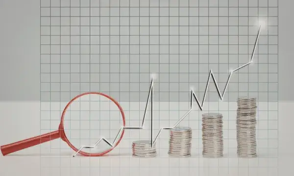 Il·lustració amb una lupa, piles de monedes i un gràfic ascendent que simbolitza l’anàlisi i l’evolució financera.