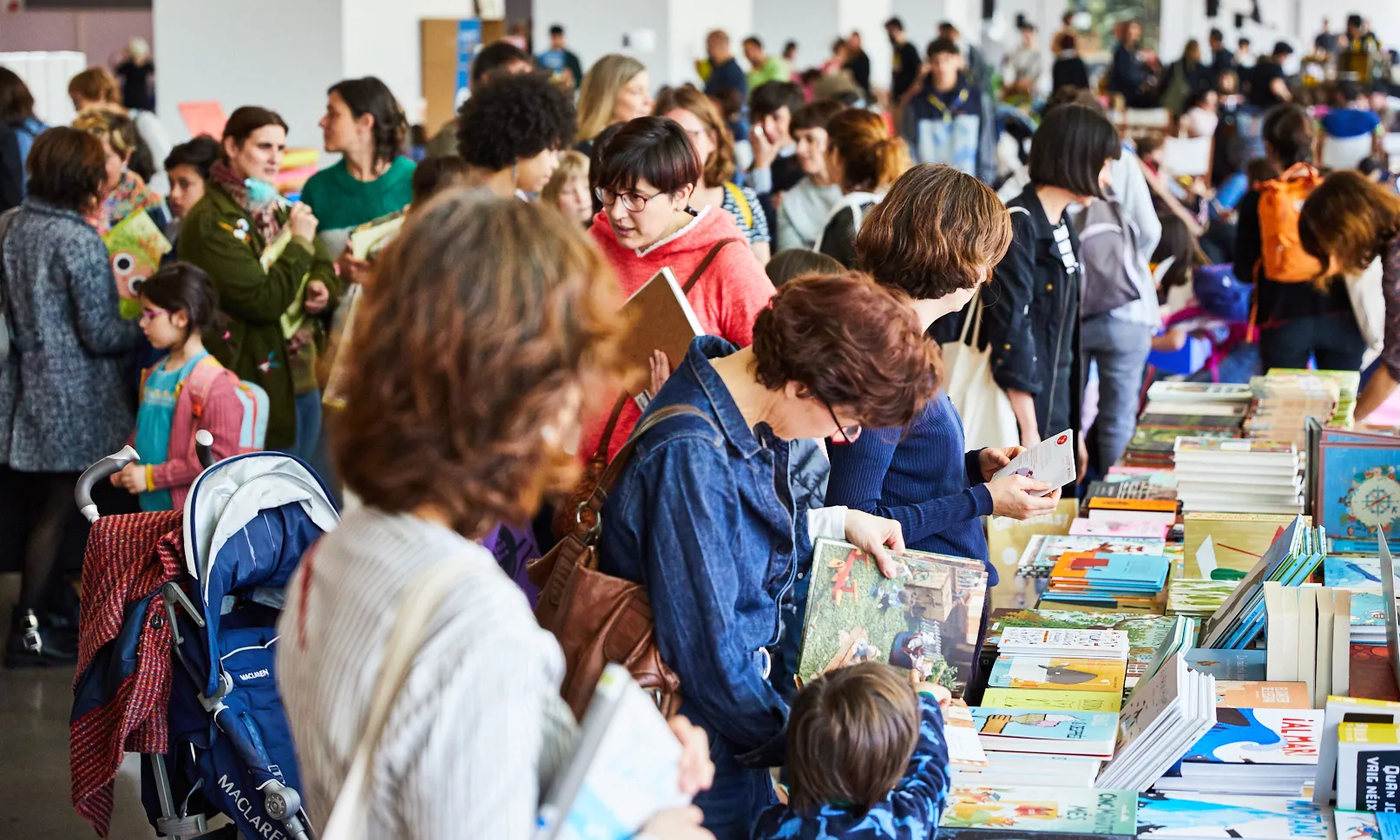Persones mirant i comprant llibres en un Festival de literatura