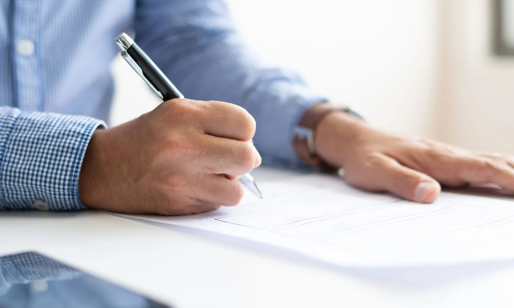 Una persona que signa un paper.