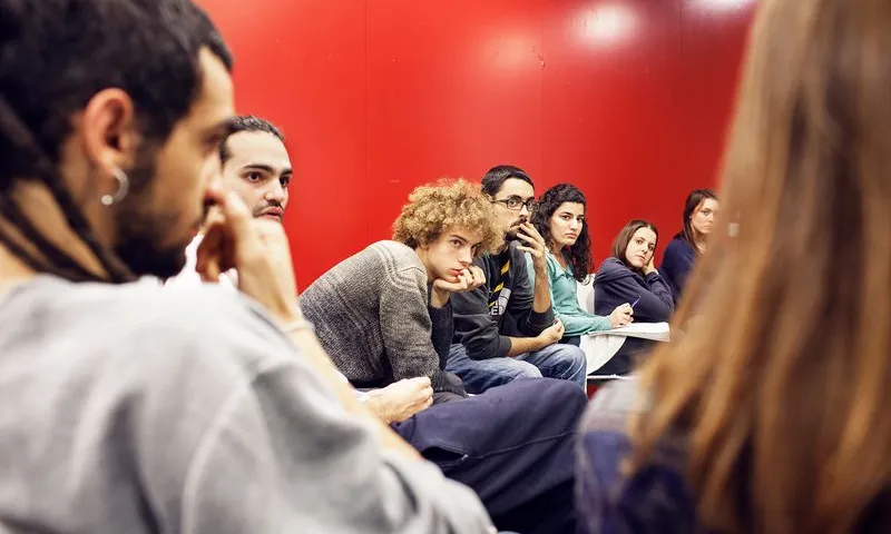 Reunió d'un grup de joves de diferents entitats