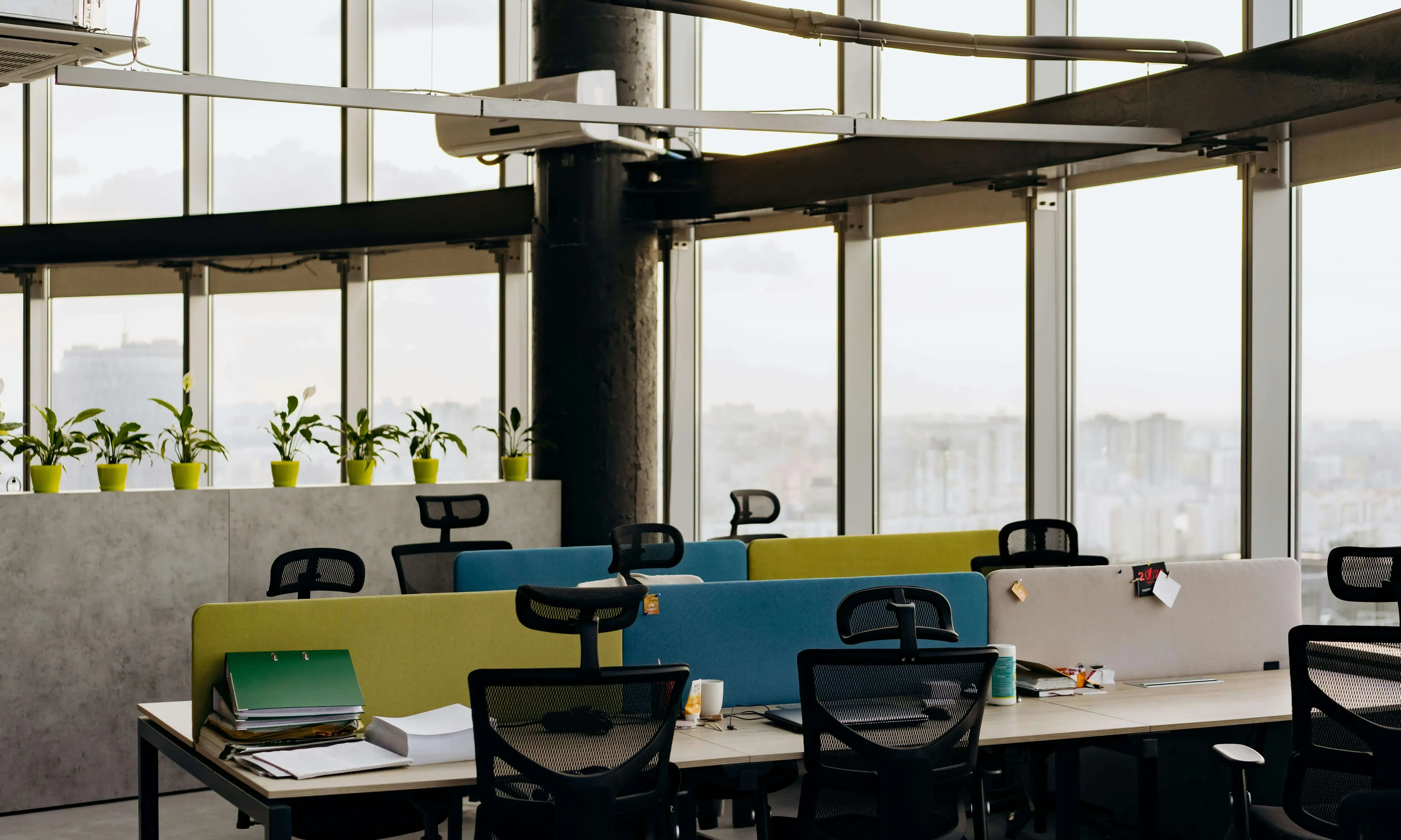 Oficina amb finestres, sense gent.