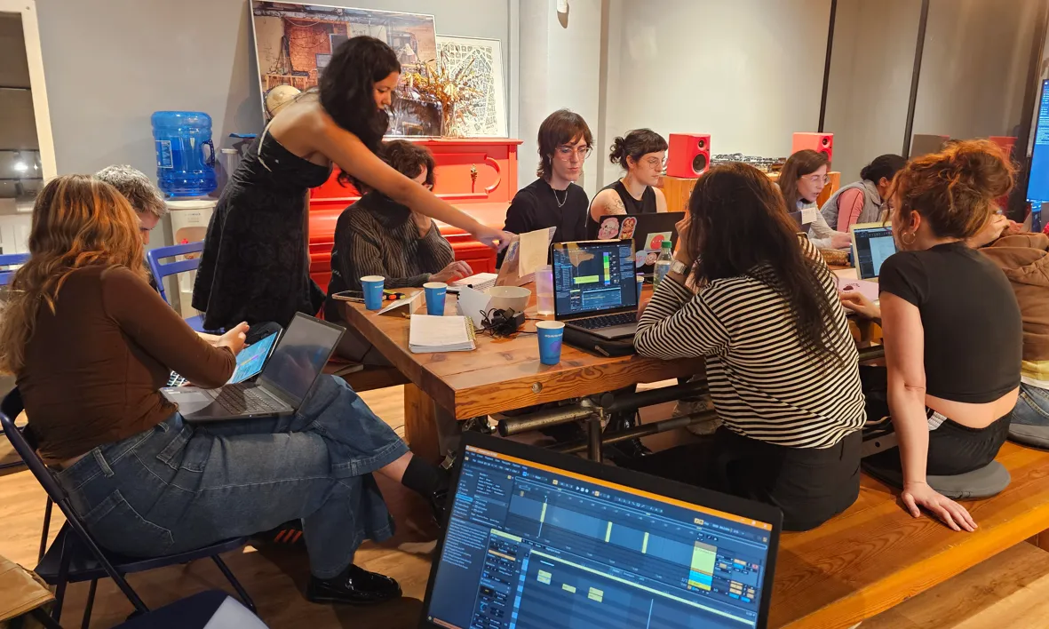 Des de Barcelona, la Sin Sync School defensa una manera d’aprendre a punxar més accessible, feminista i anticolonial.