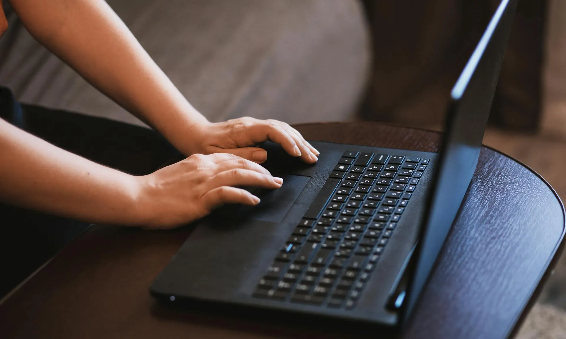 FotoWebinarSoliguia. Persona teclejant un portàtil
