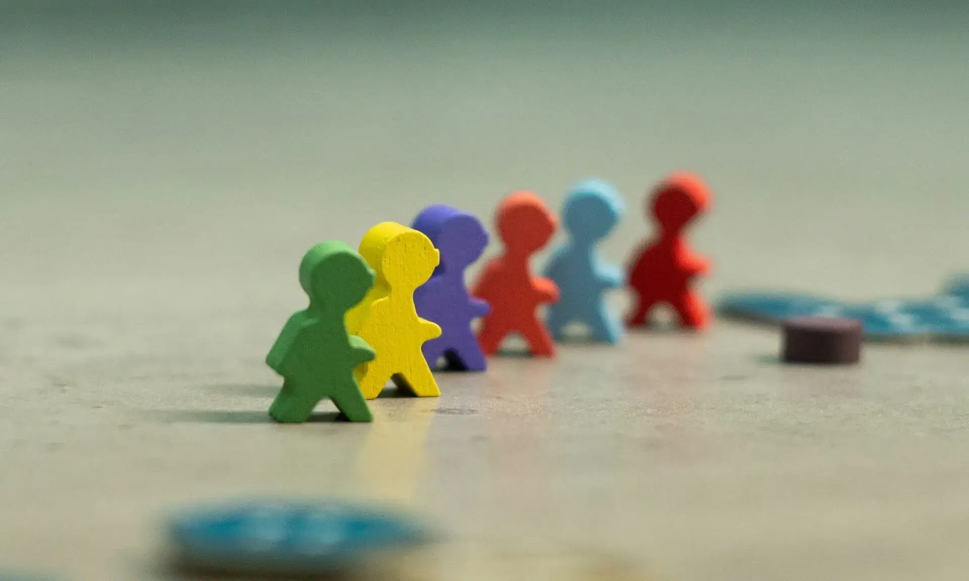 Figures de plàstic en forma de persones de diferents colors