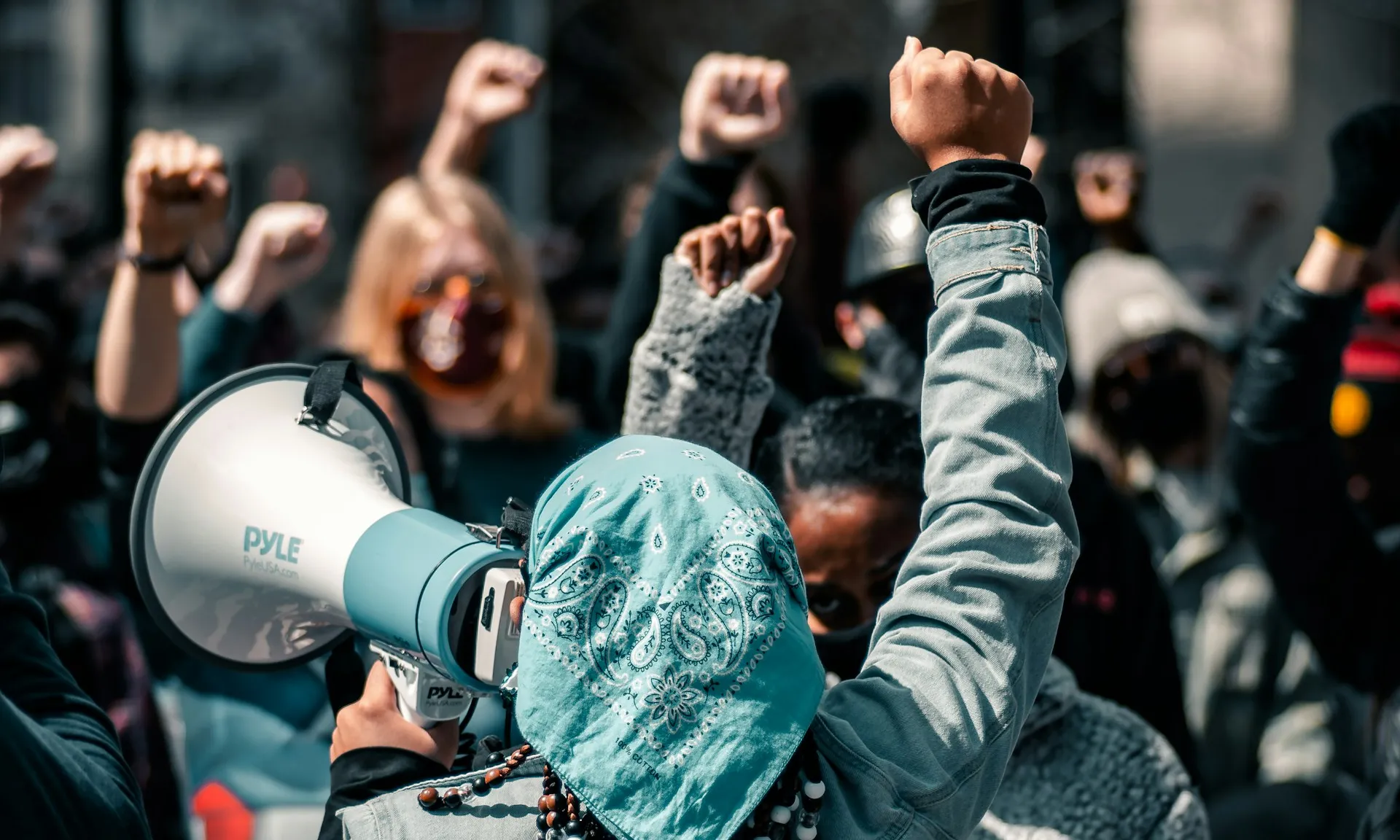 Persones manifestant-se amb un megàfon