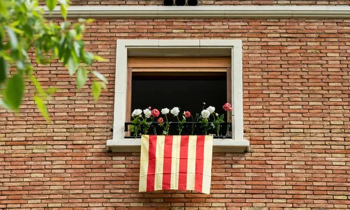 Una senyera penjada d'un balcó