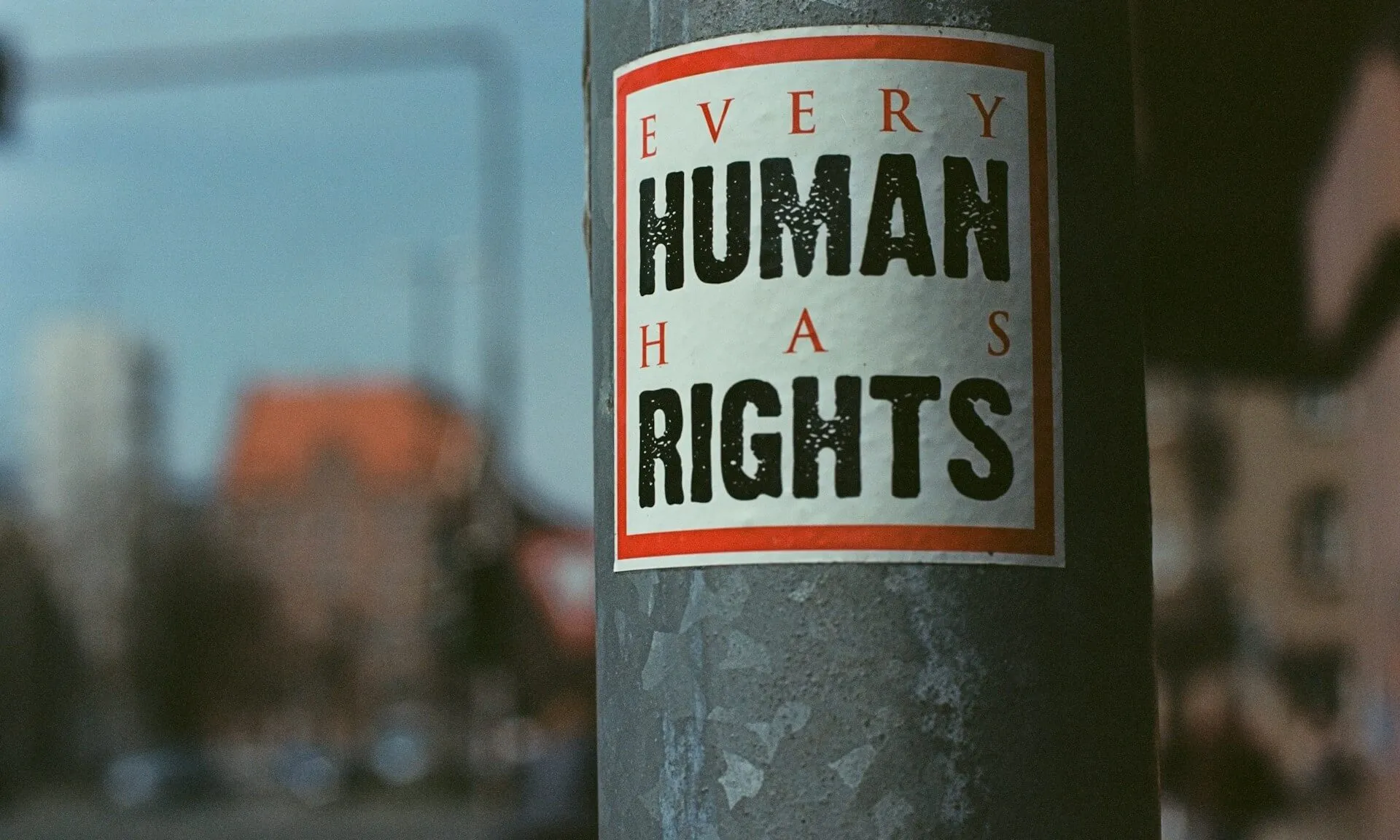 Fanal amb un adhesiu sobre drets humans