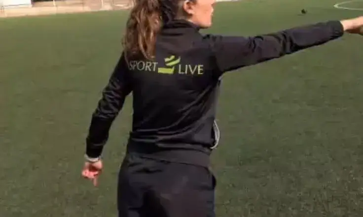 Coordinadora fundació sport2live donant instruccions