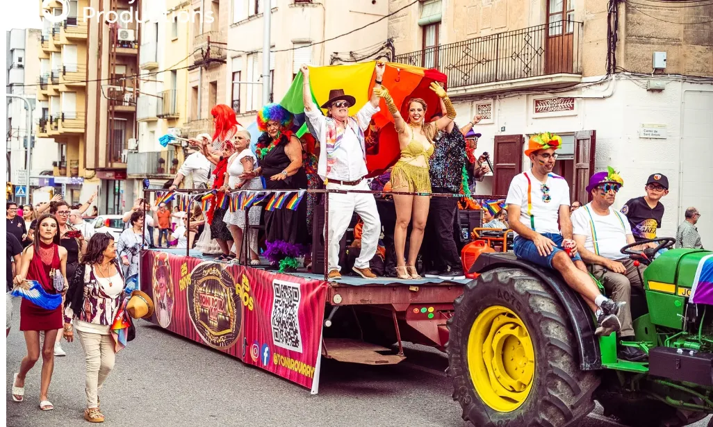 El lema d’aquesta cinquena edició d’Unicorns Pride Ebre ha estat ‘Agafa’m la mà’. Font: Okay Productions