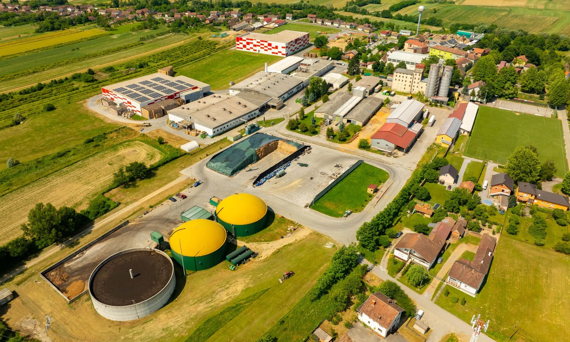 Imatge aèria d'una instal·lació industrial a Hercegovac, Croàcia.