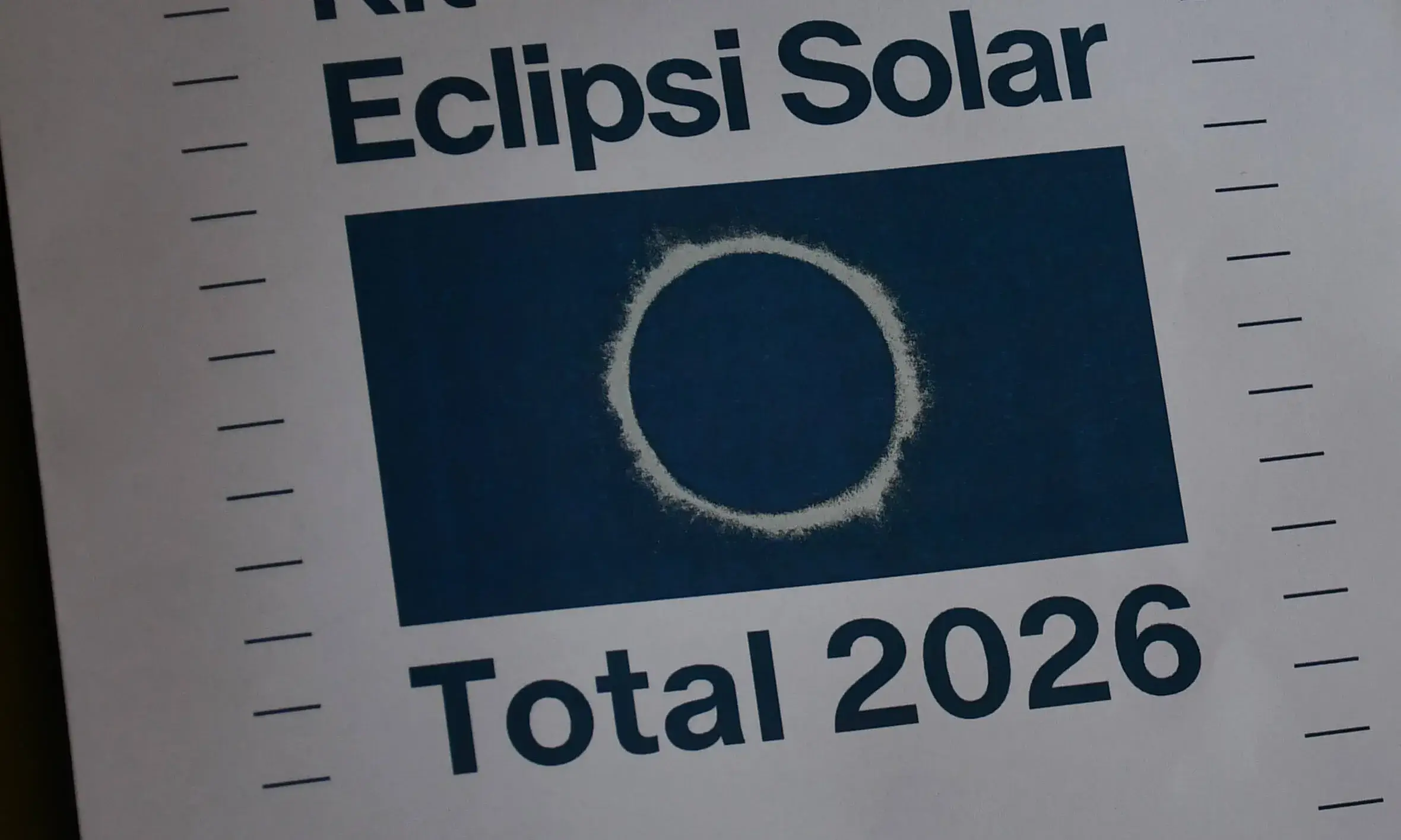 Portada del kit educatiu sobre l’eclipsi solar total del 12 d’agost de 2026, dins del programa ‘Catalunya mira al cel’.
