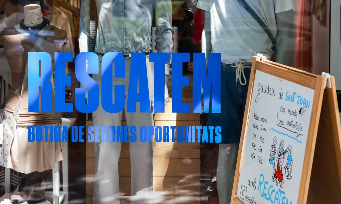 A Rescatem, comprar una peça de roba pot ser també una porta d’entrada al món laboral per a jovent amb dificultats.