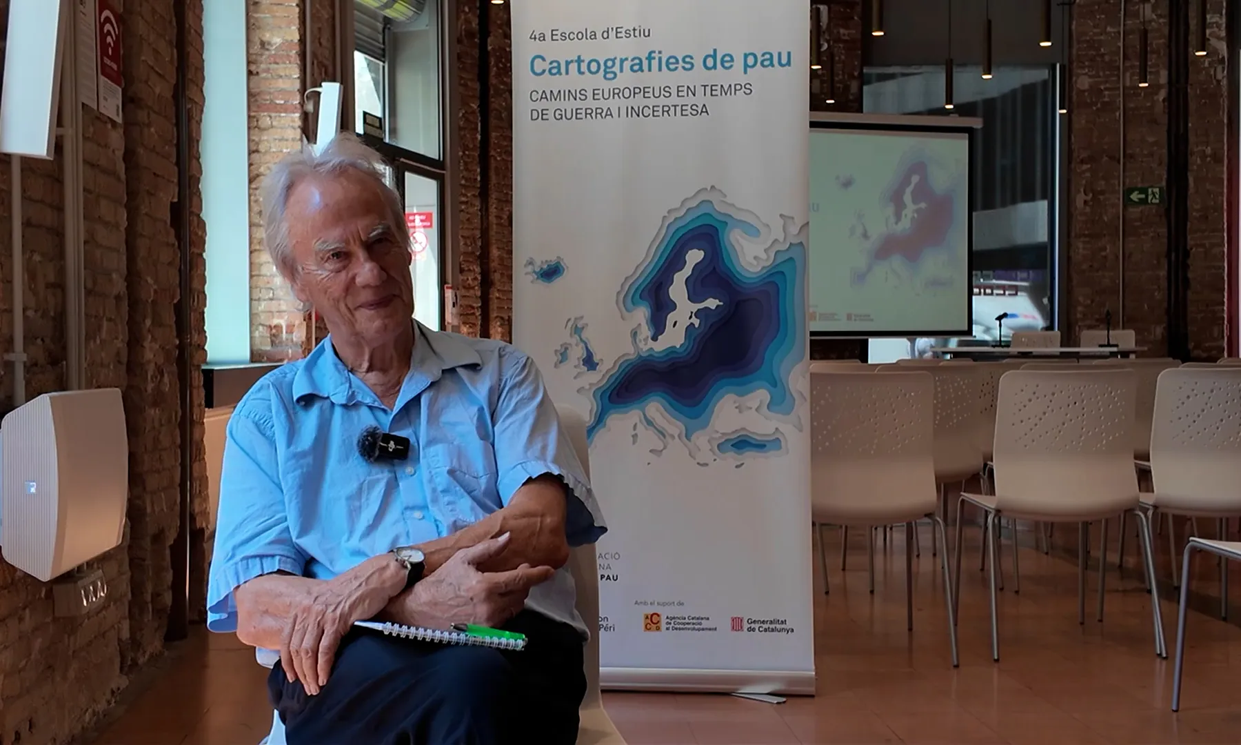 Reiner Braun, activista i membre de la direcció de l'International Peace Bureau (IPB), assegut en una cadira mirant a càmera.
