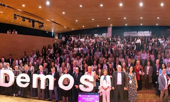 Foto de totes les persones assistents al Demos26. La primera fila aguanta unes lletres gegants on es llegeix 'Demos'. 