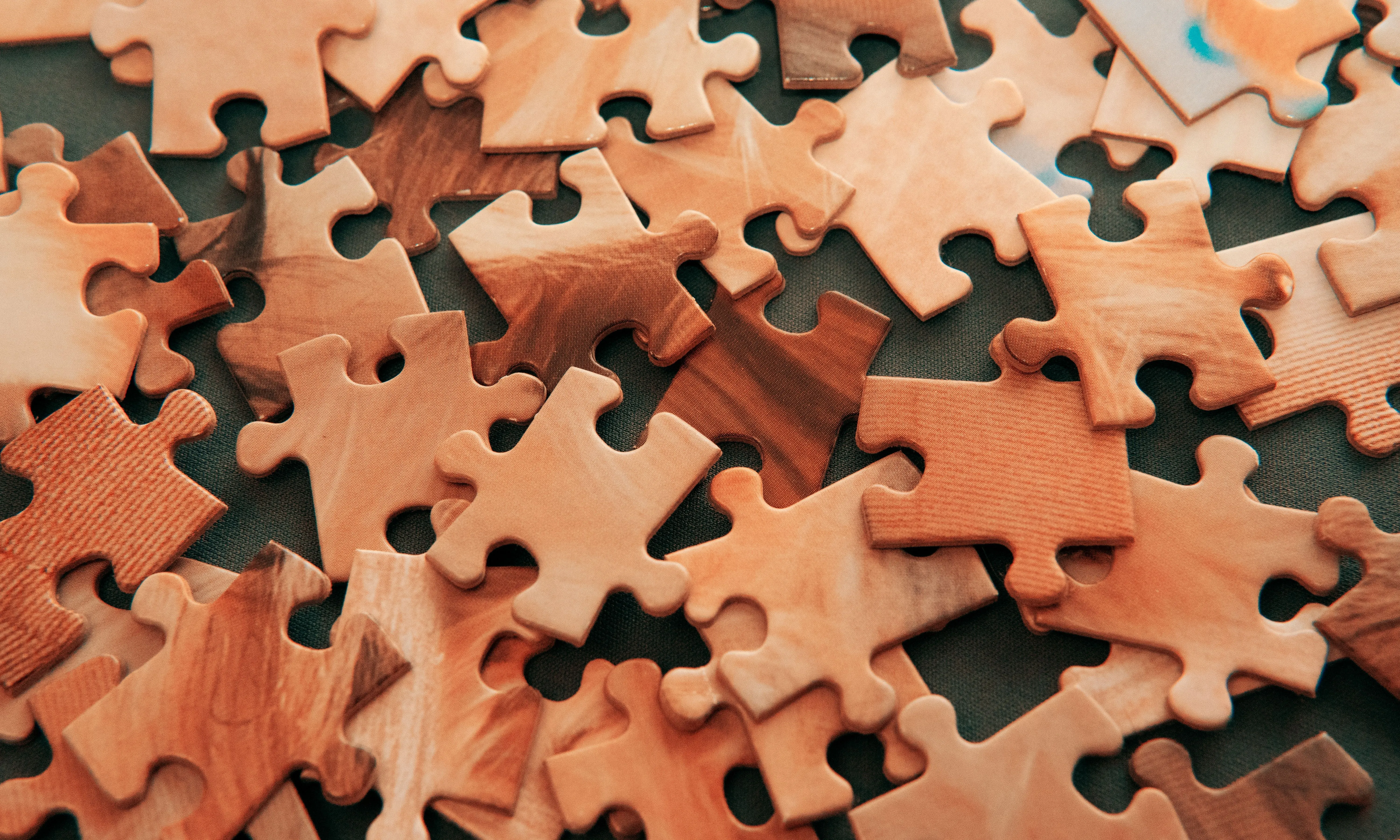 Peces de puzzle de fusta. 