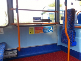 Espai reservat per cadires de rodes en un autobús