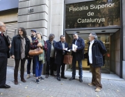 Integrants d'Aprodeme davant la Fiscalia de Catalunya on van presentar la denúncia