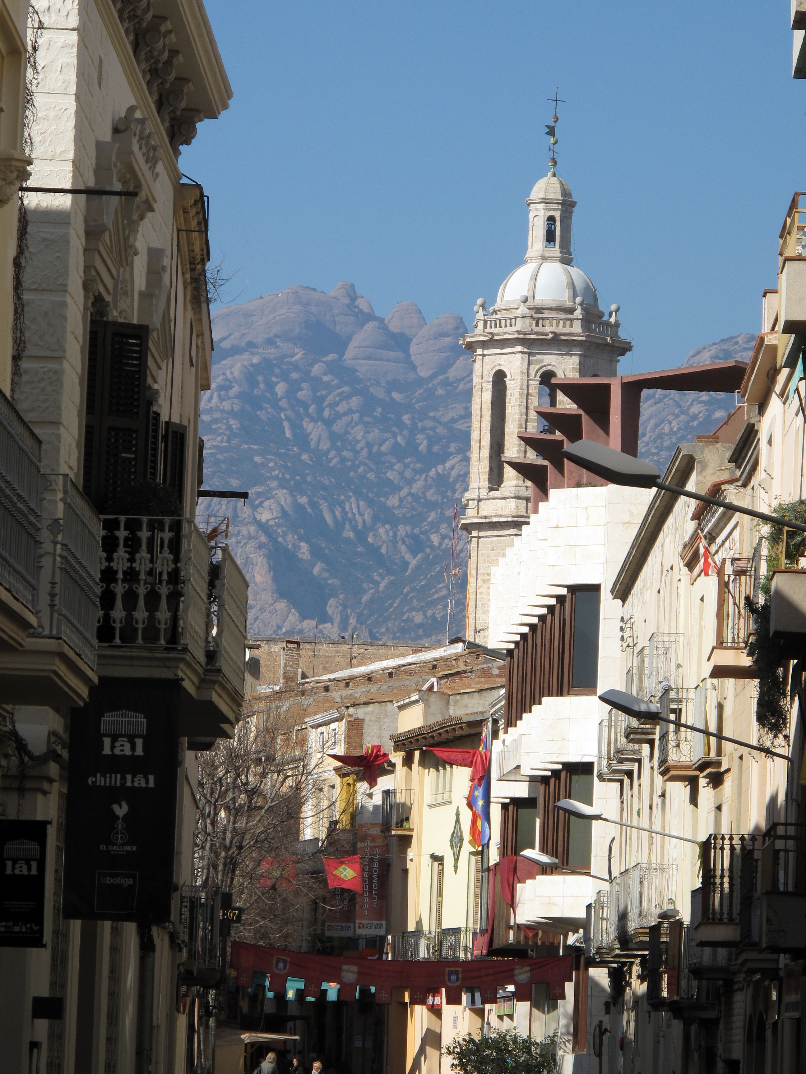 El campanar de Santa Eulàlia i Montserrat des del carrer Gran ( Esparreguera) - Wikimedia Commons