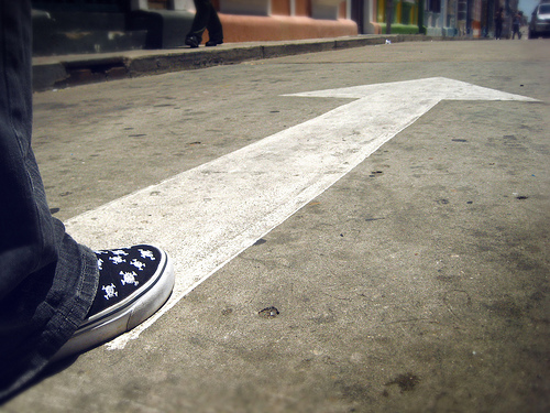 Fotografia d'una fletxa en un carrer. Galeria de "Eduardo" al Flickr.