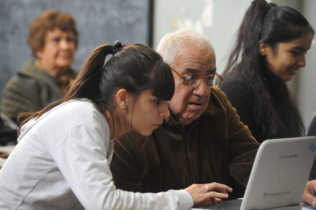 Alumnos de Conectar Igualdad con adultos mayores en Lugano - ANSESGOB - Flickr