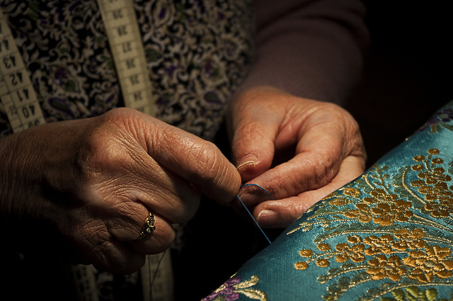 Mans d'una àvia cosint_Vicent Muedra_Flickr