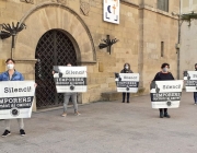 Fruita amb justícia social reivindica a la plaça de la Paeria la situació dels temporers. Font: Fruita amb justícia social