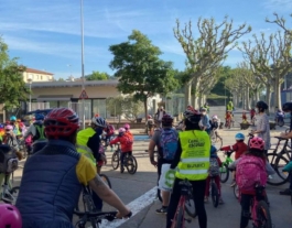El bicibús no és altra cosa que un grup d’infants movent-se en bicicleta per anar a l’escola, acompanyats de familiars i persones voluntàries, i amb un recorregut i uns horaris de pas definits.  Font: Associació Canvis en Cadena