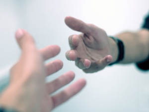 Dues mans que es volen tocar. Font: www20.gencat.cat 