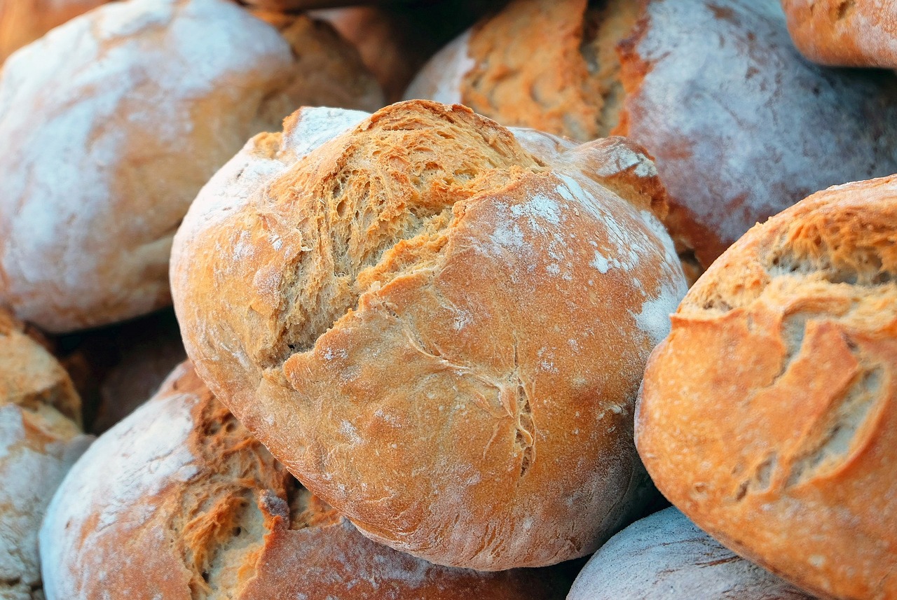 Muntanya de pans de pagès fets amb farina de blat. Font: Couleur (Pixabay)