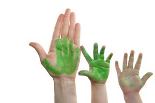 Mans verdes. Imatge de la campanya d'Ajuts "Energia per a la Solidaritat"