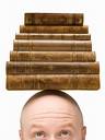 Home amb llibres damunt el cap. Font: Flickr