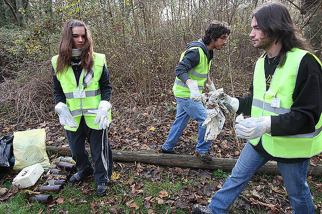 Joves fent voluntariat ambiental - Universidad de Navarra a Flickr