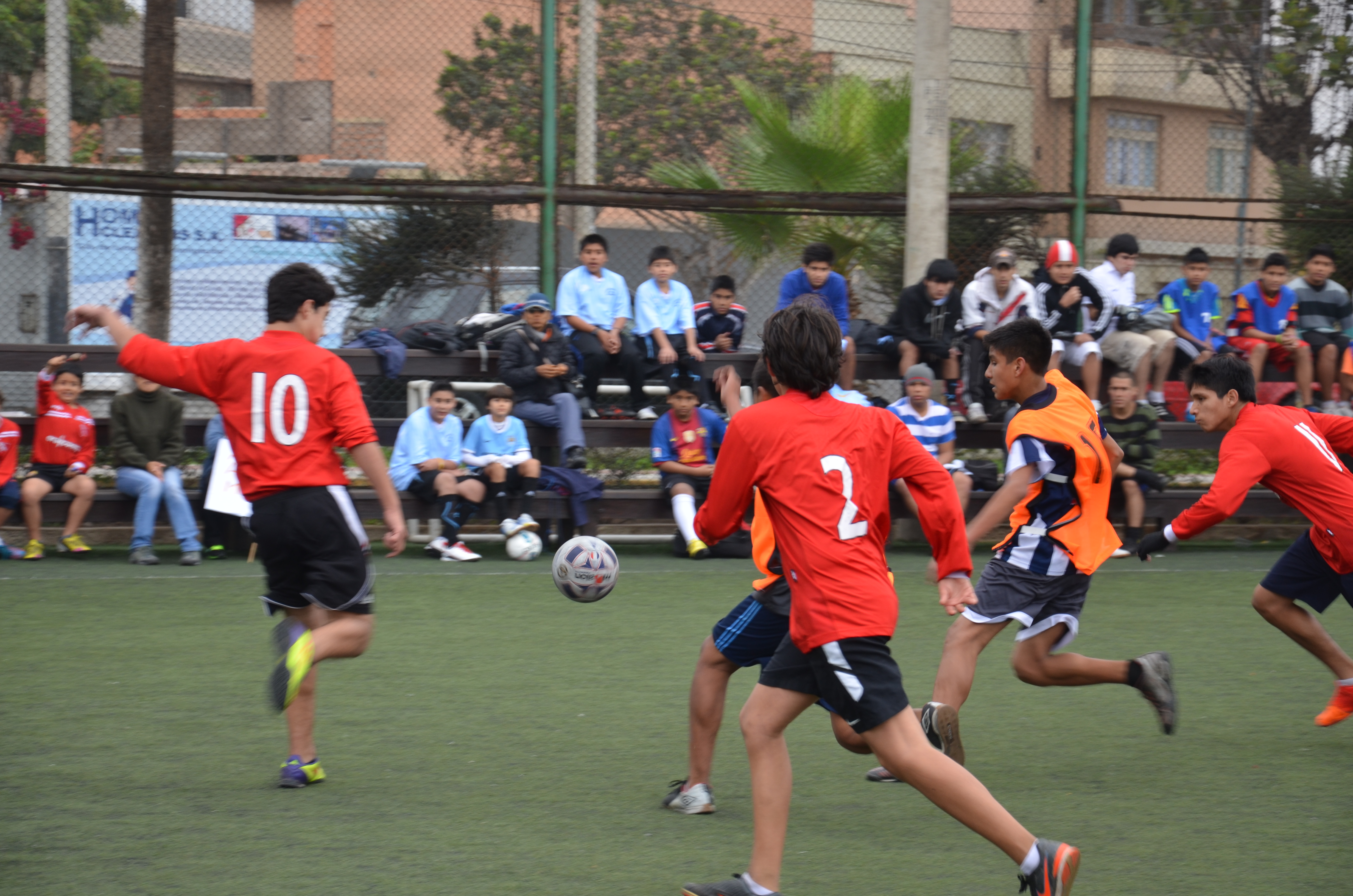 Joves jugant a futbol_Municipalidad de Miraflores_Flickr
