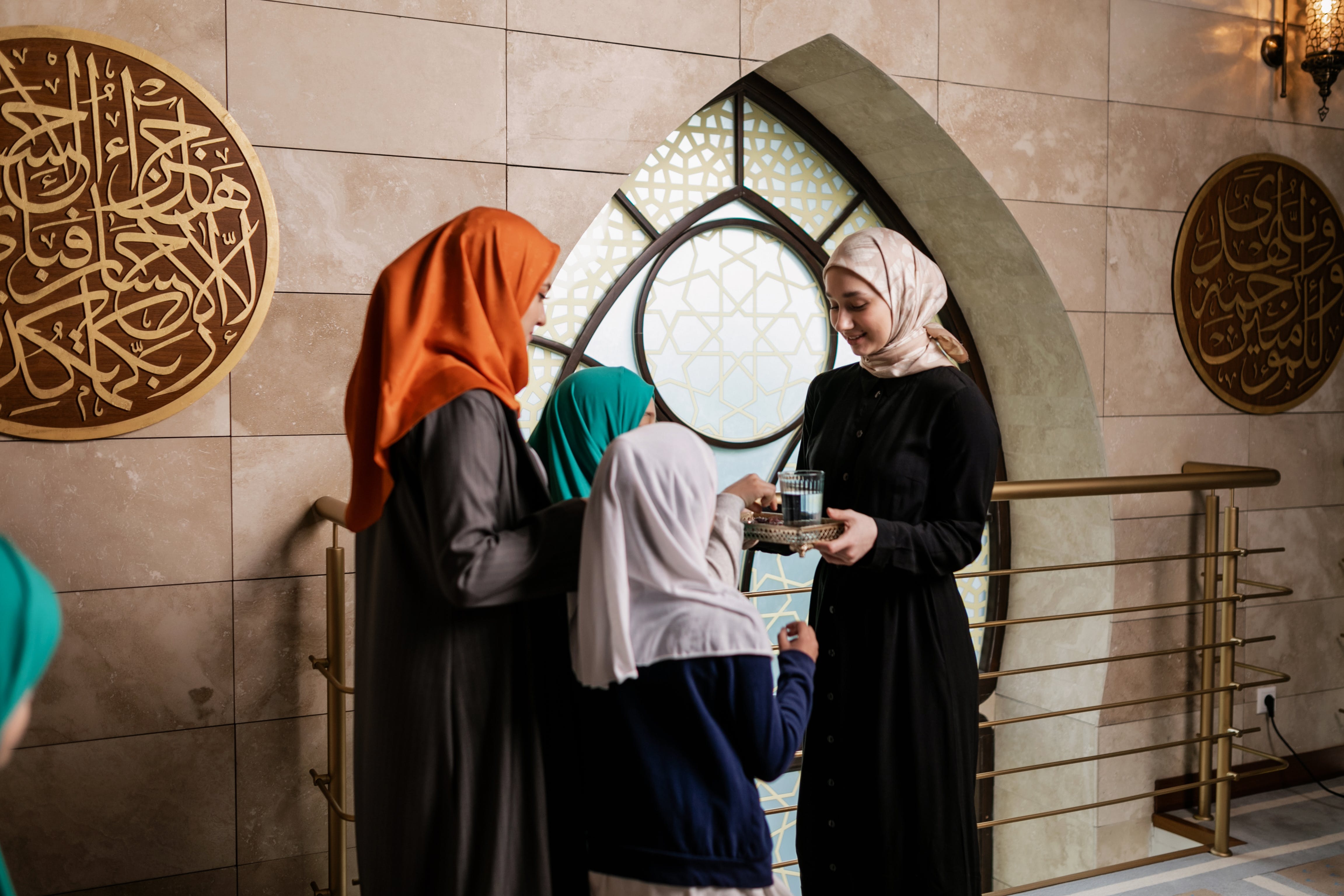 Grup de persones en una mesquita. Font: Pexels - Alena Darmel