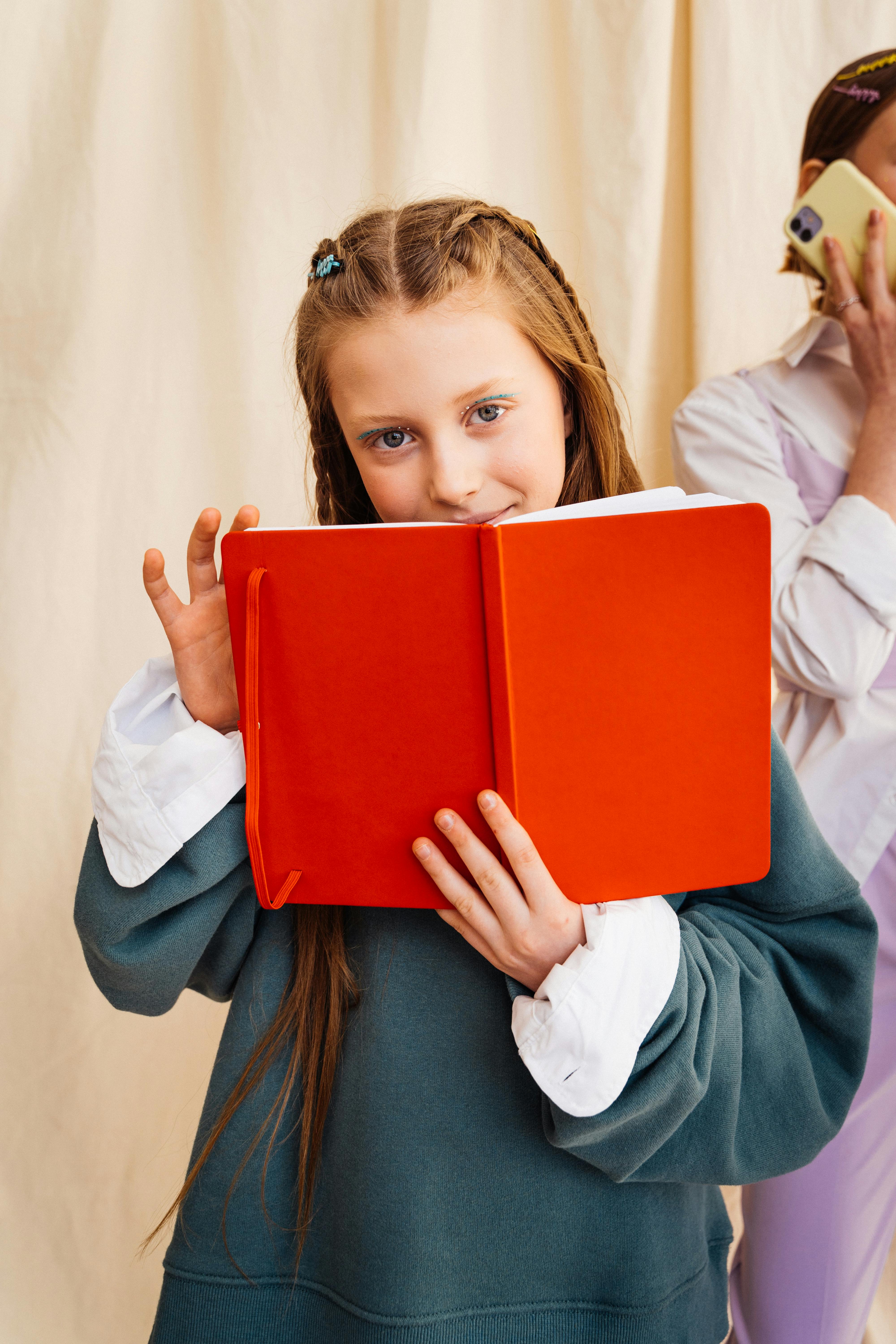Nena amb una llibreta. Font: Pexels - <0>Antoni Shkraba<0>