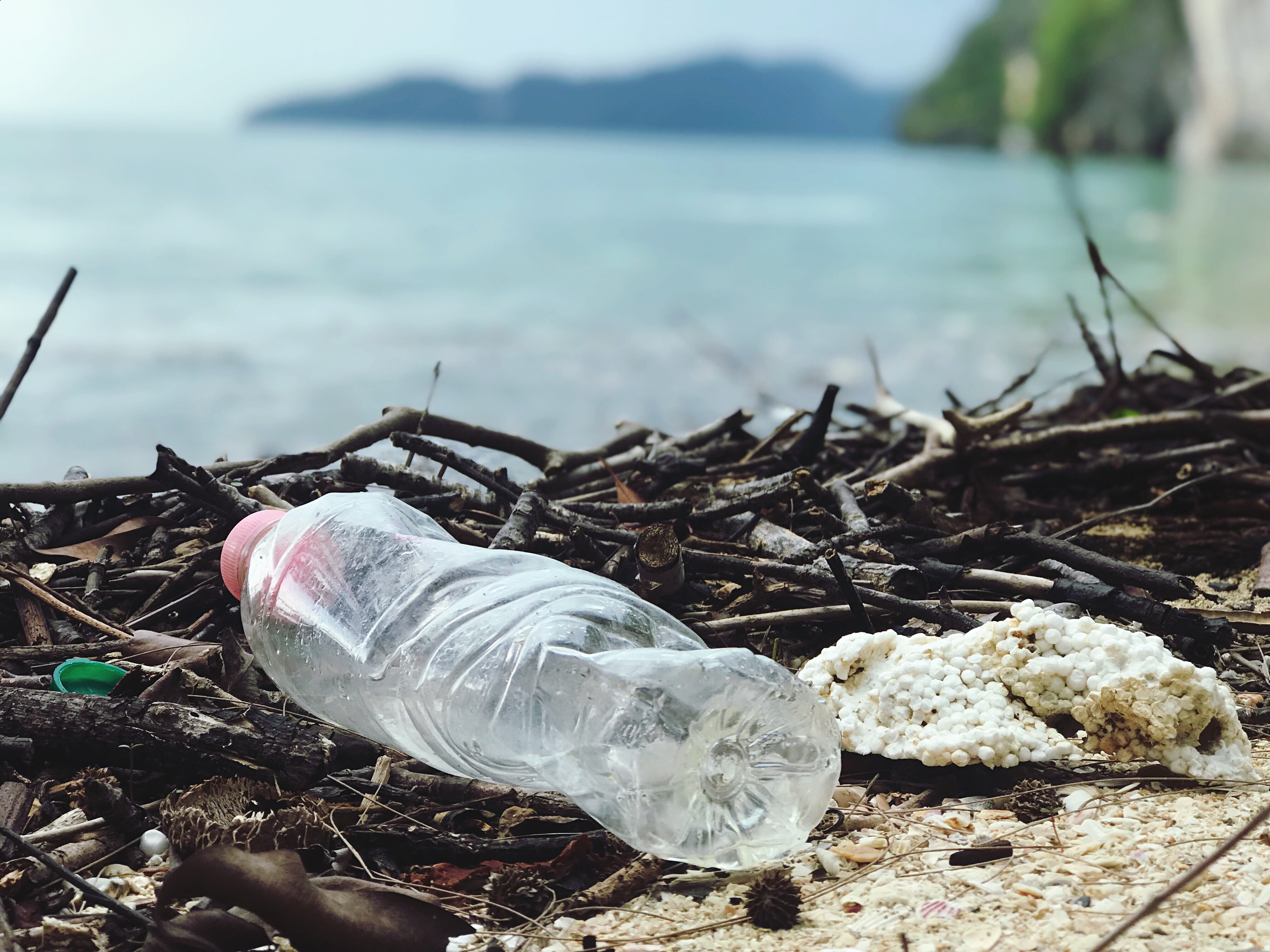 Evitar això demana encoratjar l’ús d’ampolles reutilitzables.  Font: Pexels