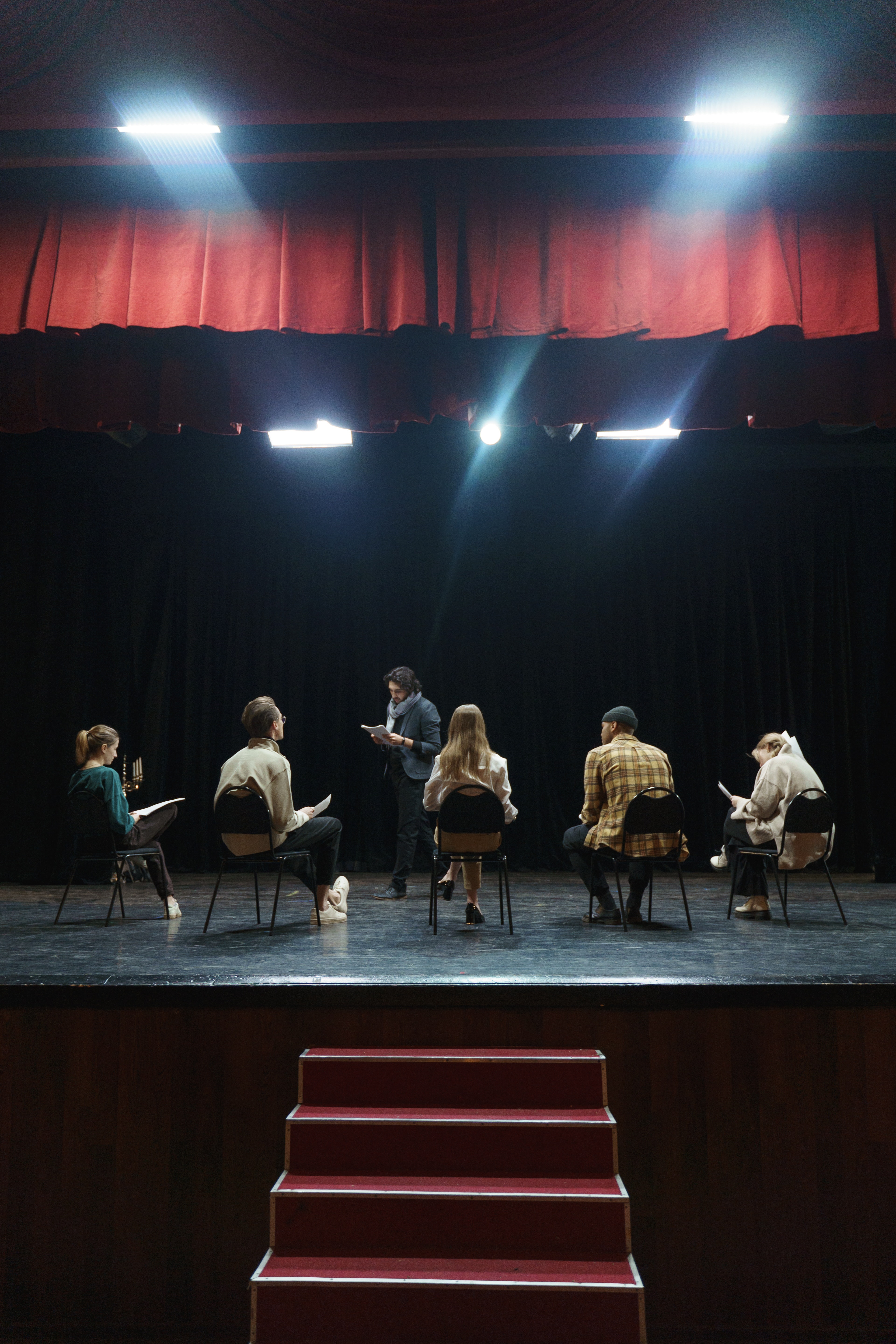 Actors i actrius assajant en un escenari. Font: Pexels - cottonbro studio