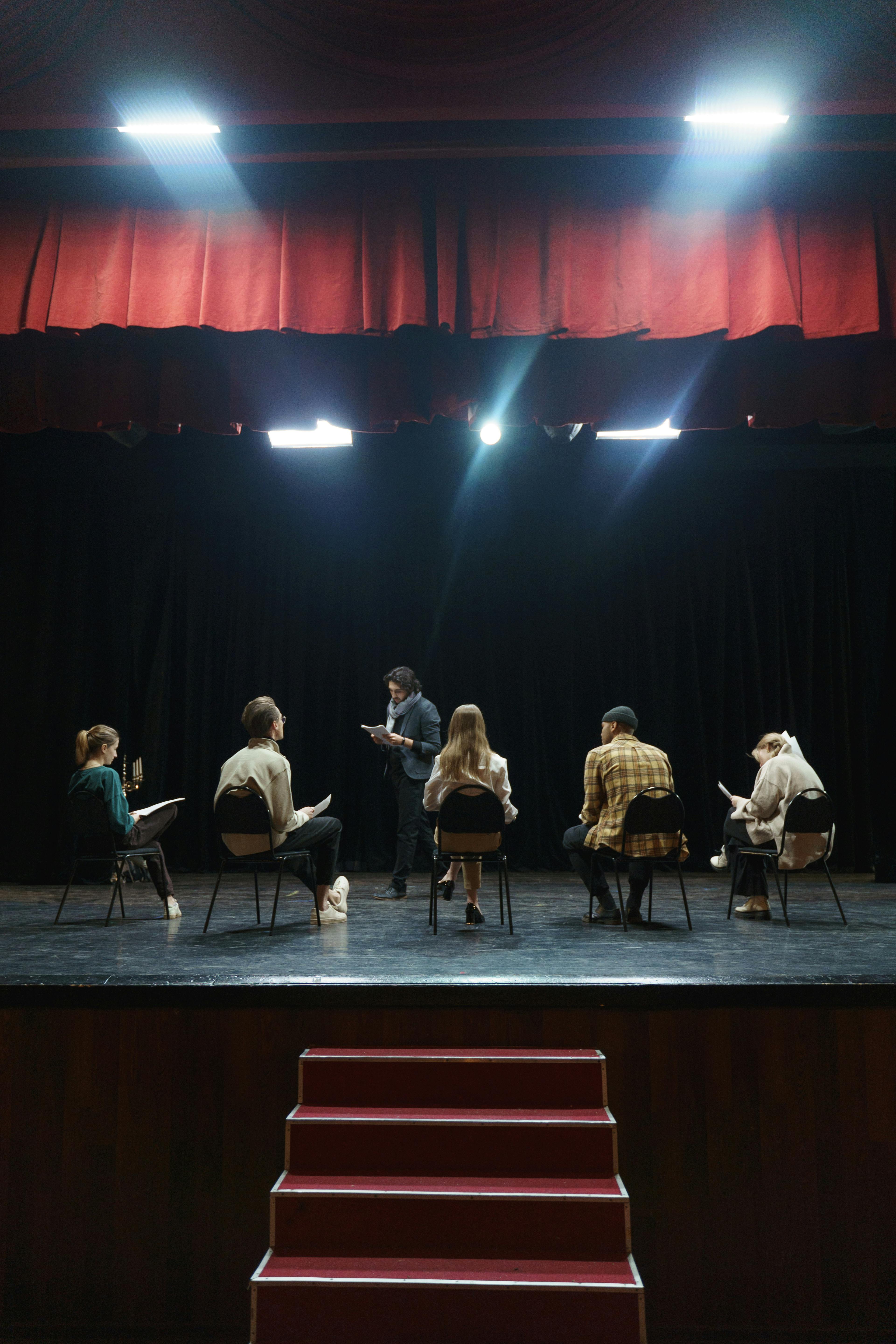 Persones assajant en un teatre. Font: Pexels - Cottombro Studio